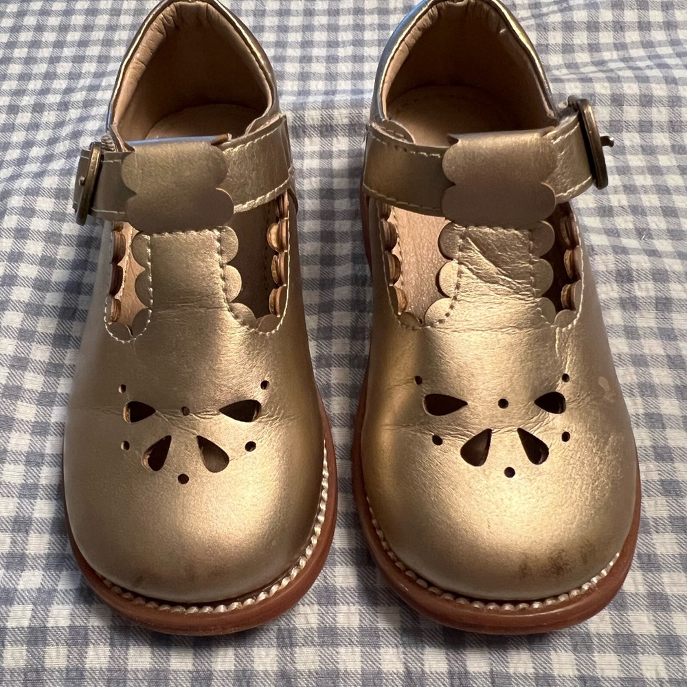 Toddler girls gold dress shoes, size 7